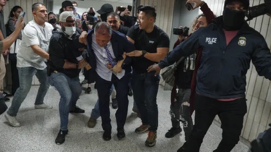 纽约市长候选人遭移民局戴上手铐并拘留